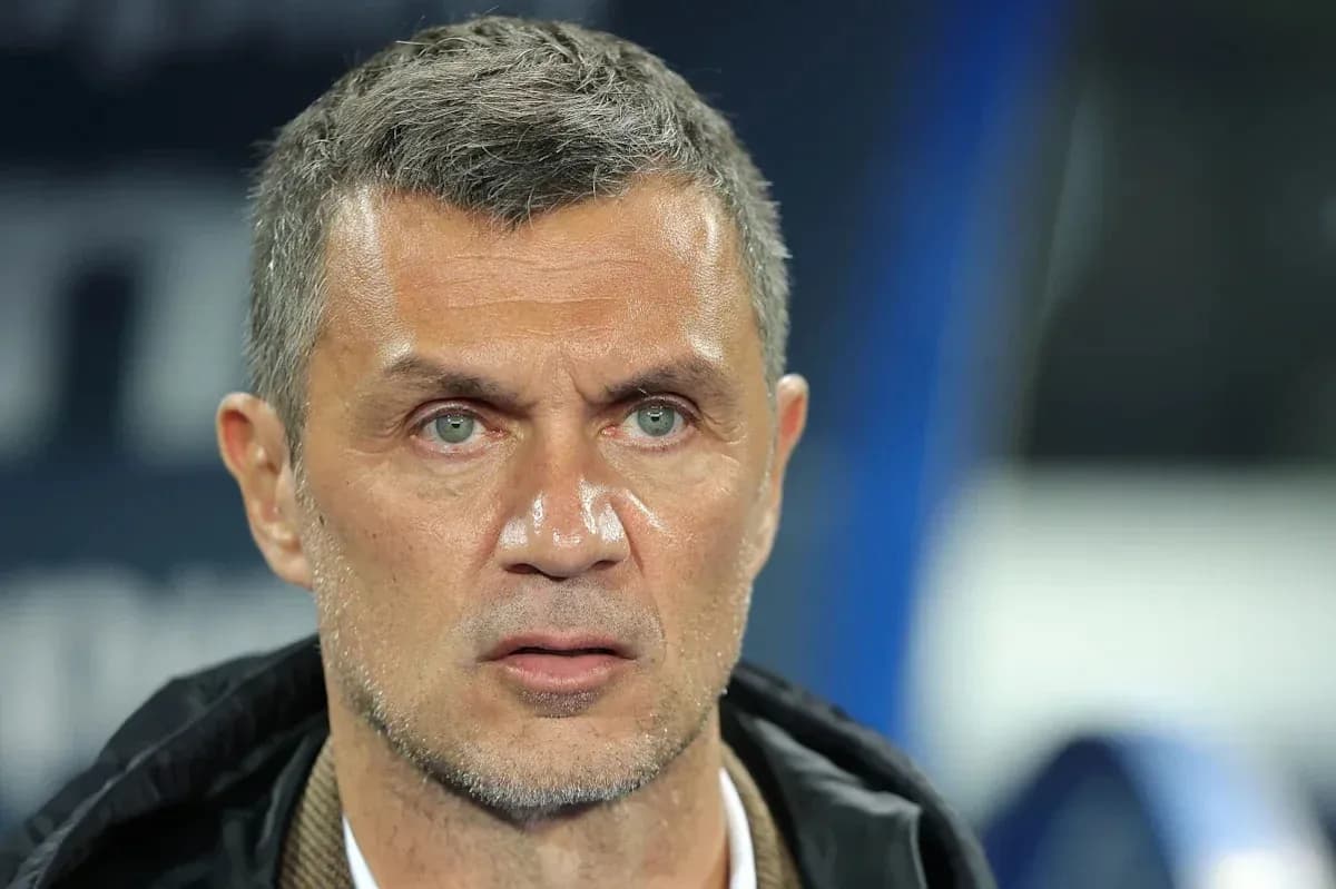 Entrenador observando el partido desde la banca Entrenador observando el partido desde la banca