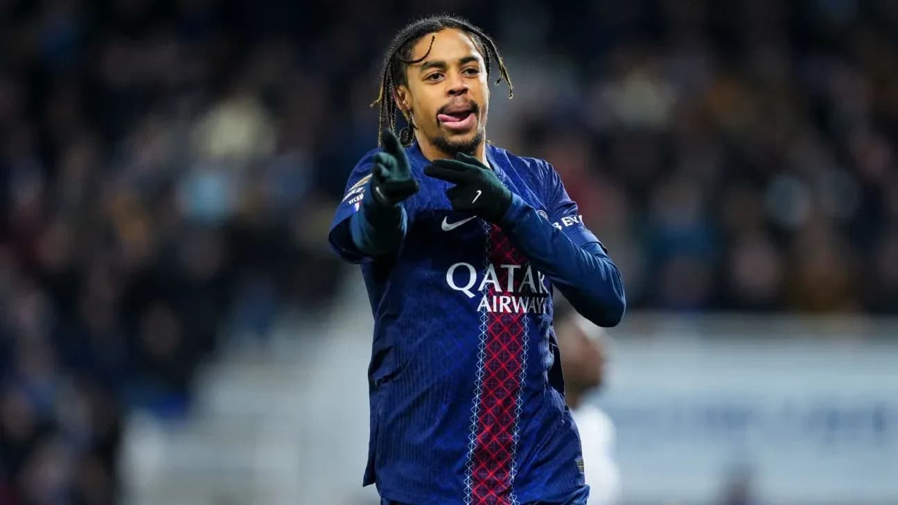Jugador de PSG gesticulando durante el partido Jugador de PSG gesticulando durante el partido
