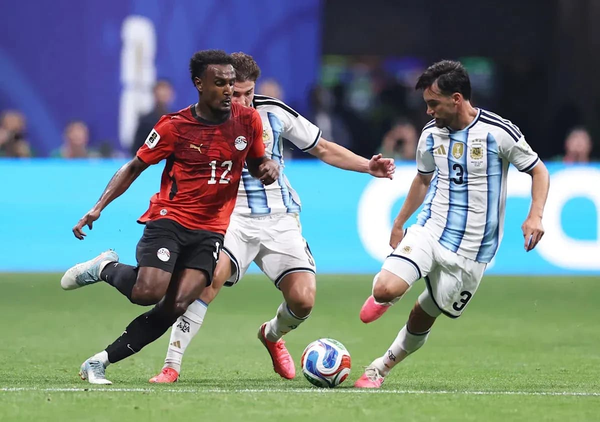 Jugador de Egipto driblando entre defensores argentinos Jugador de Egipto driblando entre defensores argentinos