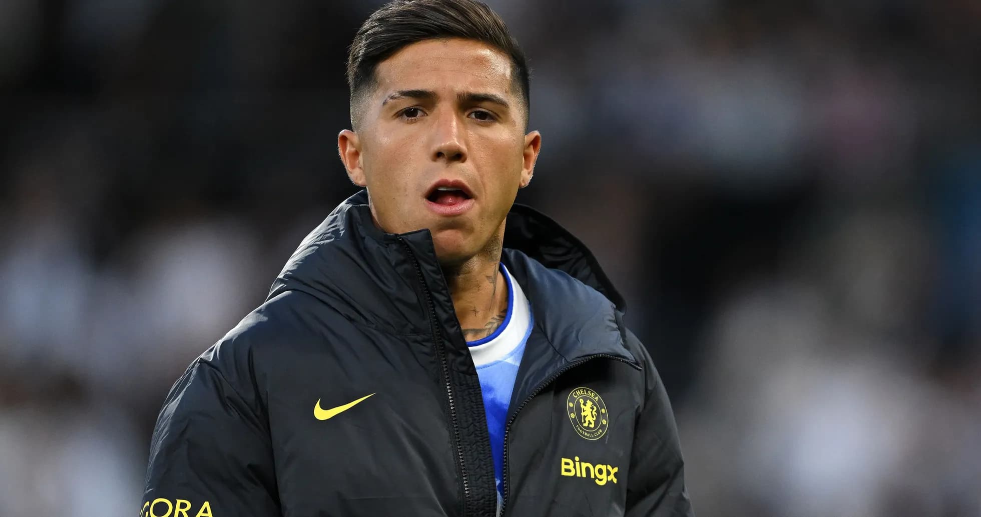 Jugador de Chelsea en el banquillo durante partido Jugador de Chelsea en el banquillo durante partido