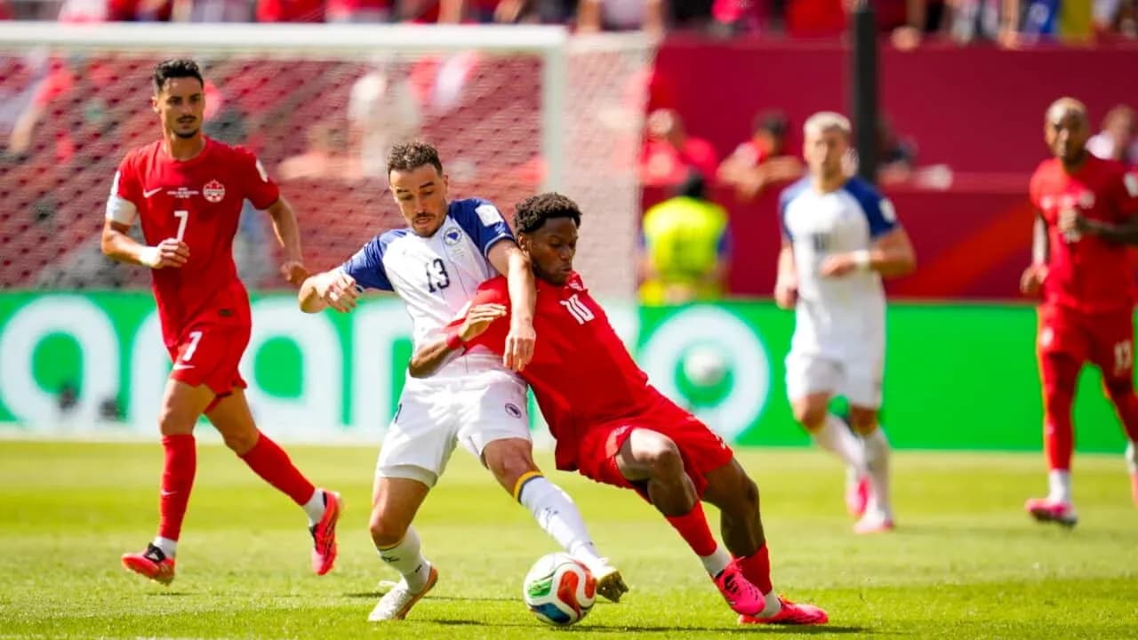 Jugador de Canadá luchando por el balón Jugador de Canadá luchando por el balón