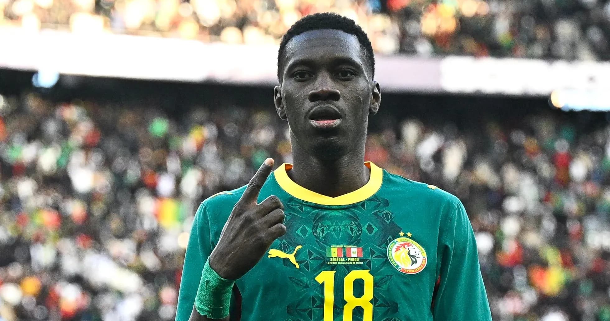 Jugador de Senegal señalando con un dedo durante partido Jugador de Senegal señalando con un dedo durante partido