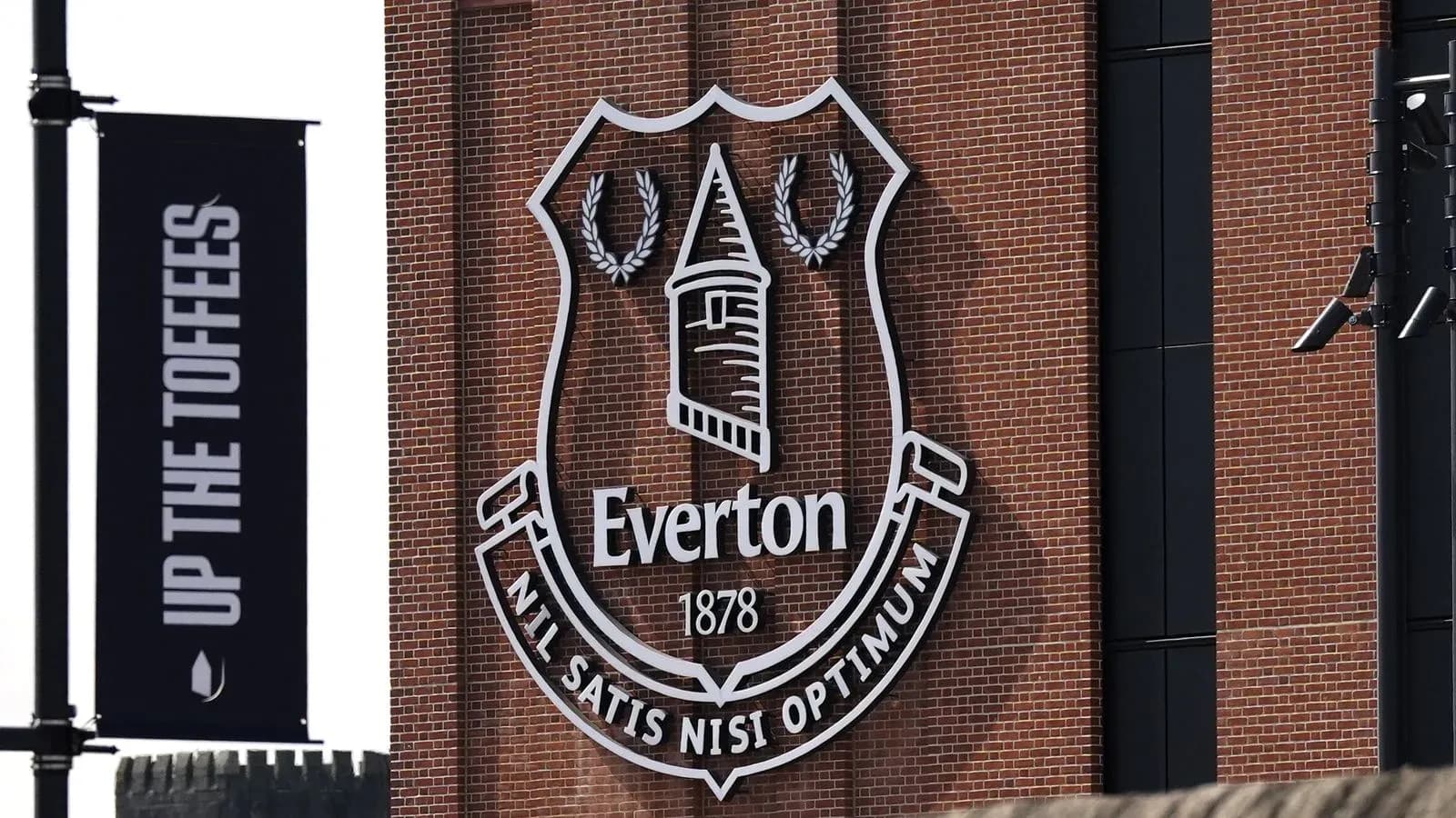 Escudo del Everton en la pared del estadio Escudo del Everton en la pared del estadio