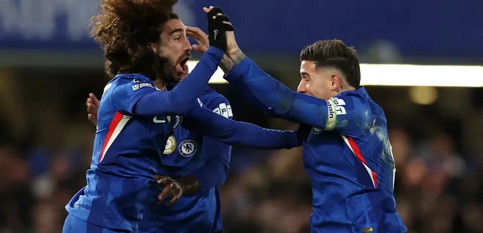 Jugadores de Chelsea celebrando un gol juntos Jugadores de Chelsea celebrando un gol juntos
