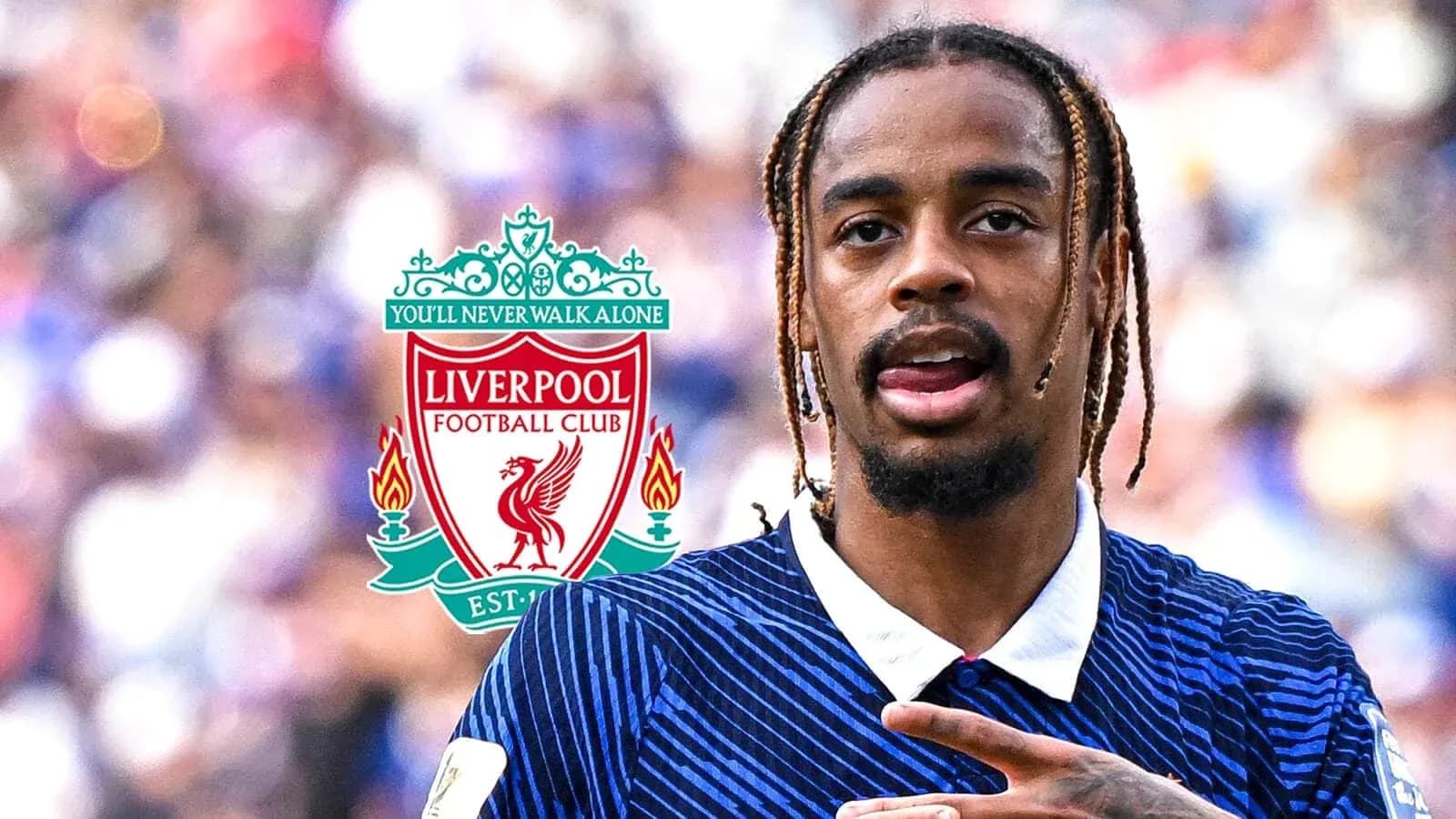 Jugador de Liverpool con uniforme en el campo Jugador de Liverpool con uniforme en el campo