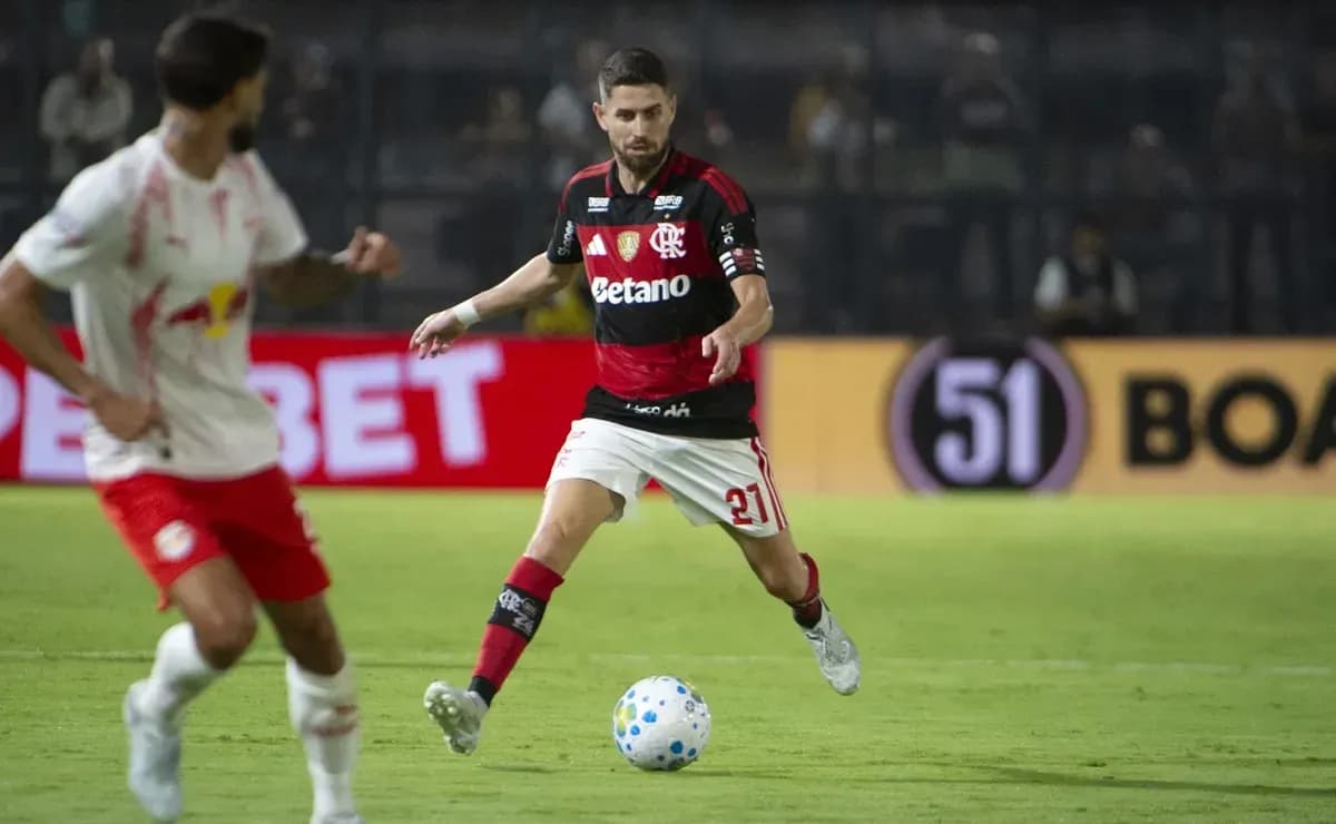 Jugador de Flamengo controlando el balón en el partido Jugador de Flamengo controlando el balón en el partido