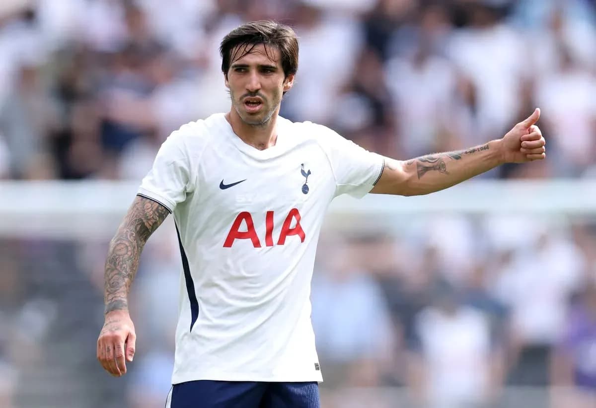 Jugador de Tottenham haciendo un gesto en el campo Jugador de Tottenham haciendo un gesto en el campo
