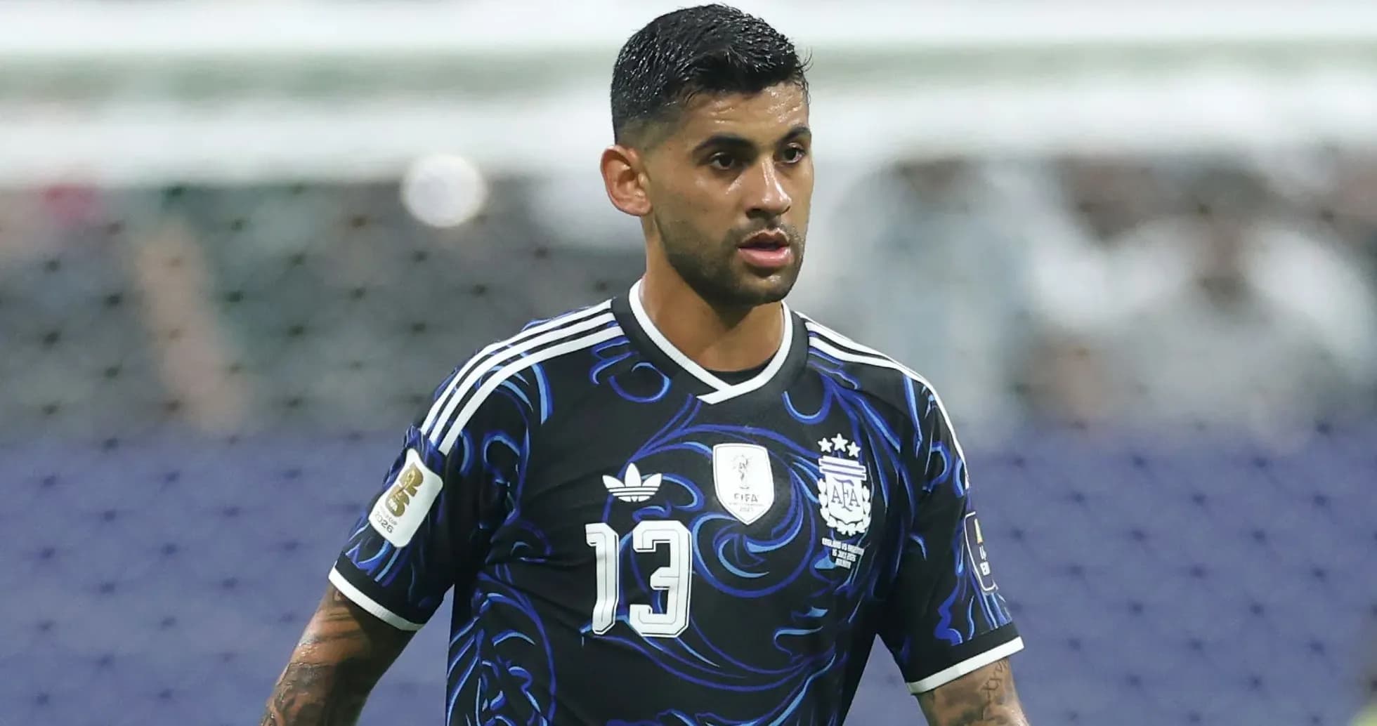 Jugador argentino con camiseta negra en el campo Jugador argentino con camiseta negra en el campo