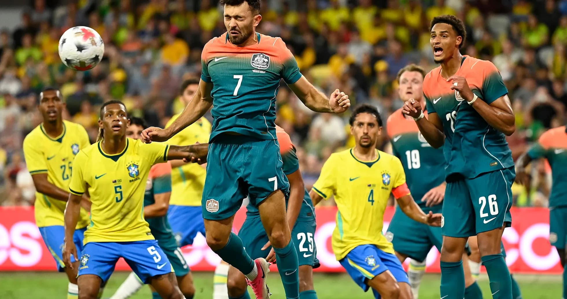 Jugadores de Australia y Brasil en acción durante partido Jugadores de Australia y Brasil en acción durante partido
