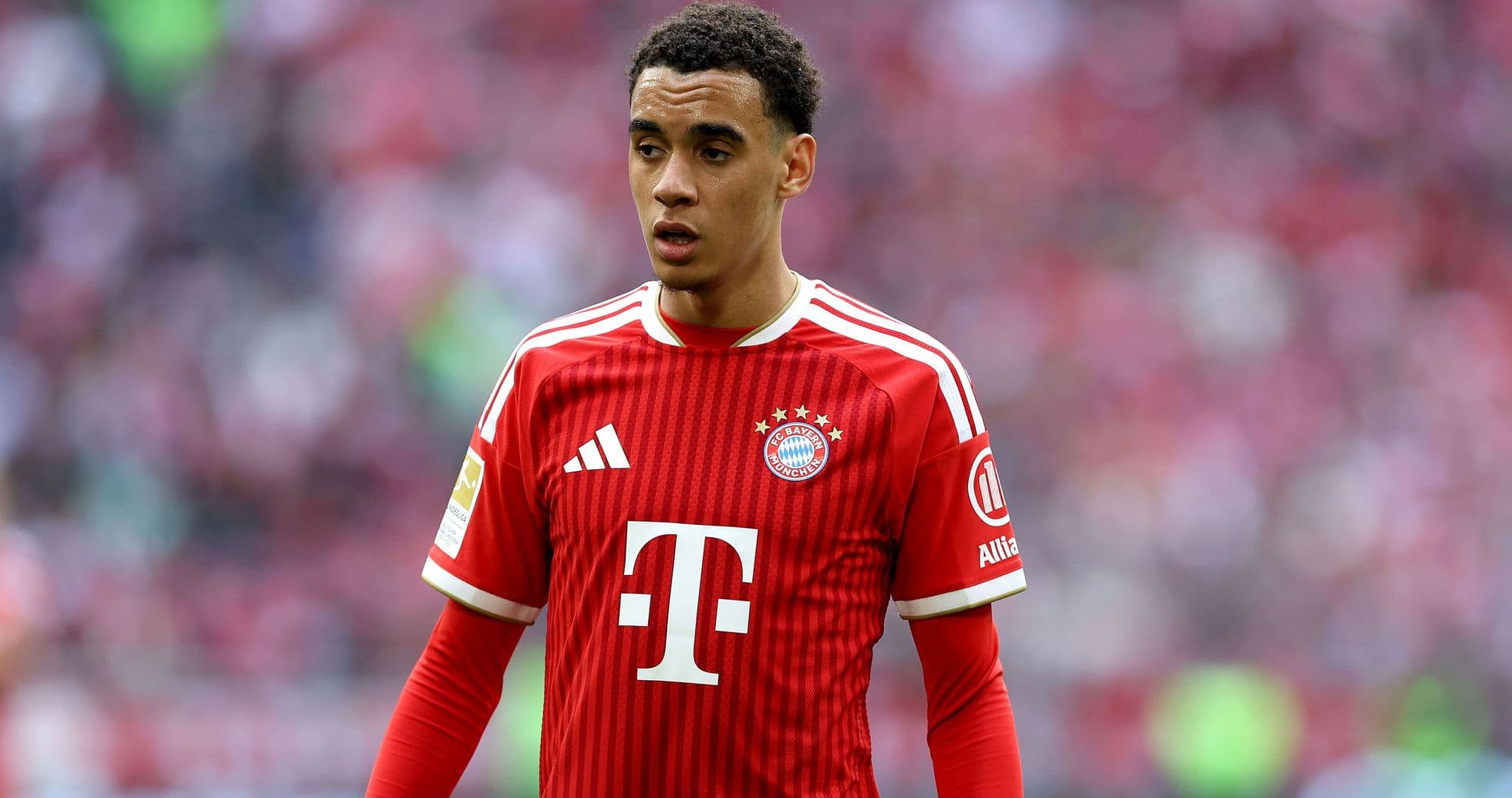 Jugador de Bayern Múnich en campo durante el partido Jugador de Bayern Múnich en campo durante el partido