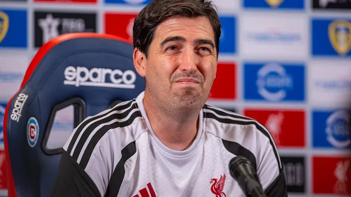 Entrenador en rueda de prensa con fondo de patrocinadores Entrenador en rueda de prensa con fondo de patrocinadores