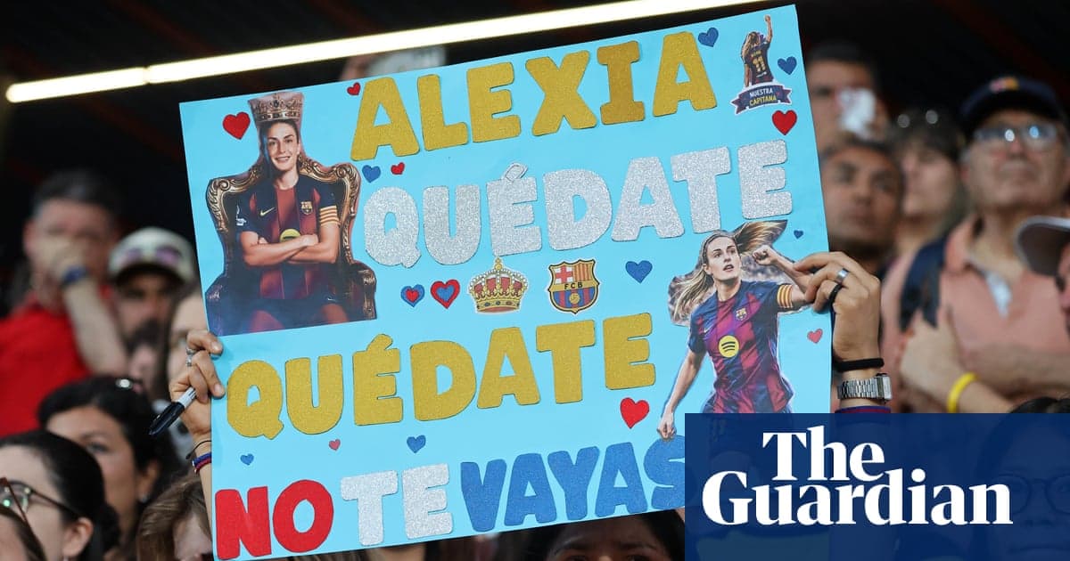 Aficionado sostiene cartel pidiendo a Alexia que se quede Aficionado sostiene cartel pidiendo a Alexia que se quede
