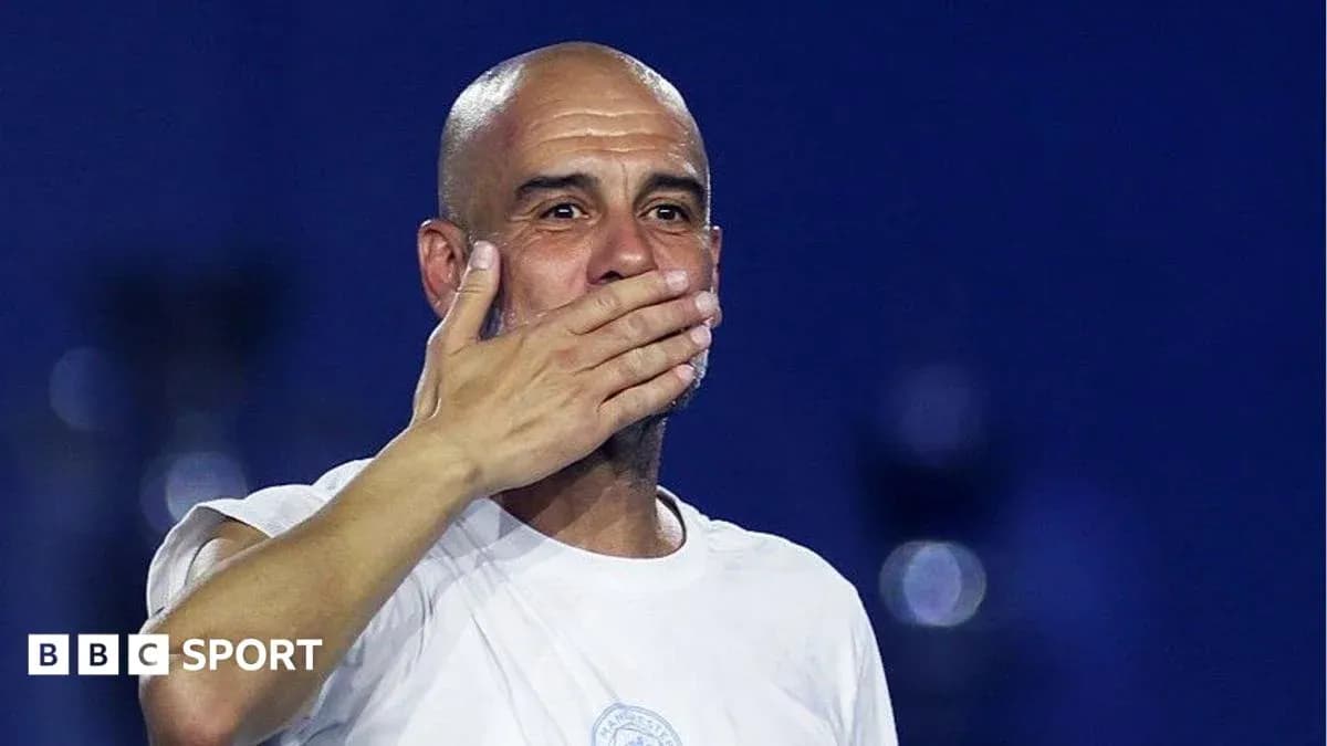 Entrenador saludando con la mano en el rostro Entrenador saludando con la mano en el rostro