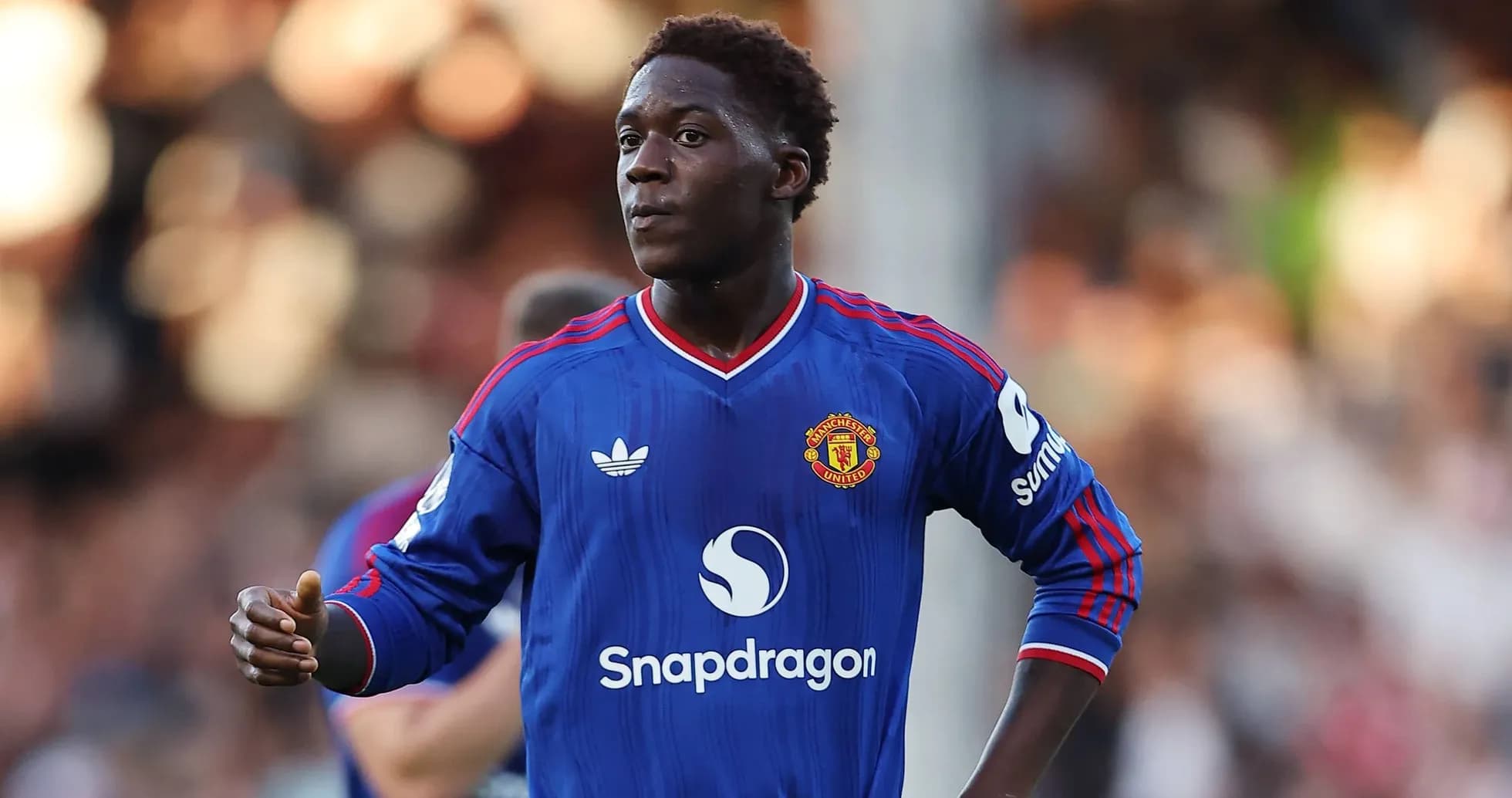 Jugador de Manchester United en uniforme azul durante partido Jugador de Manchester United en uniforme azul durante partido