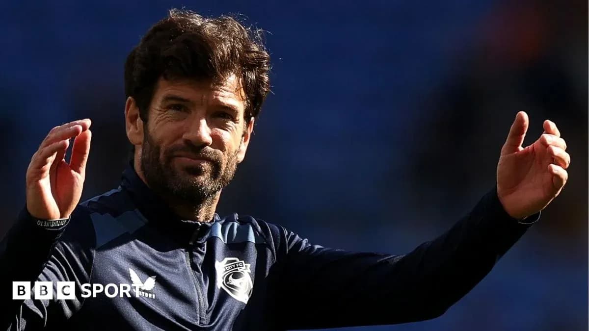 Entrenador saludando durante un partido de fútbol Entrenador saludando durante un partido de fútbol