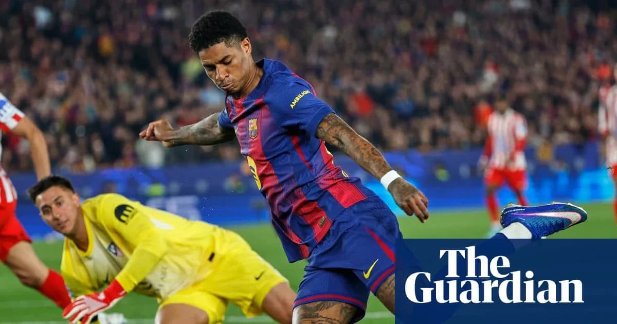 Jugador de Barcelona intentando marcar gol contra portero Jugador de Barcelona intentando marcar gol contra portero
