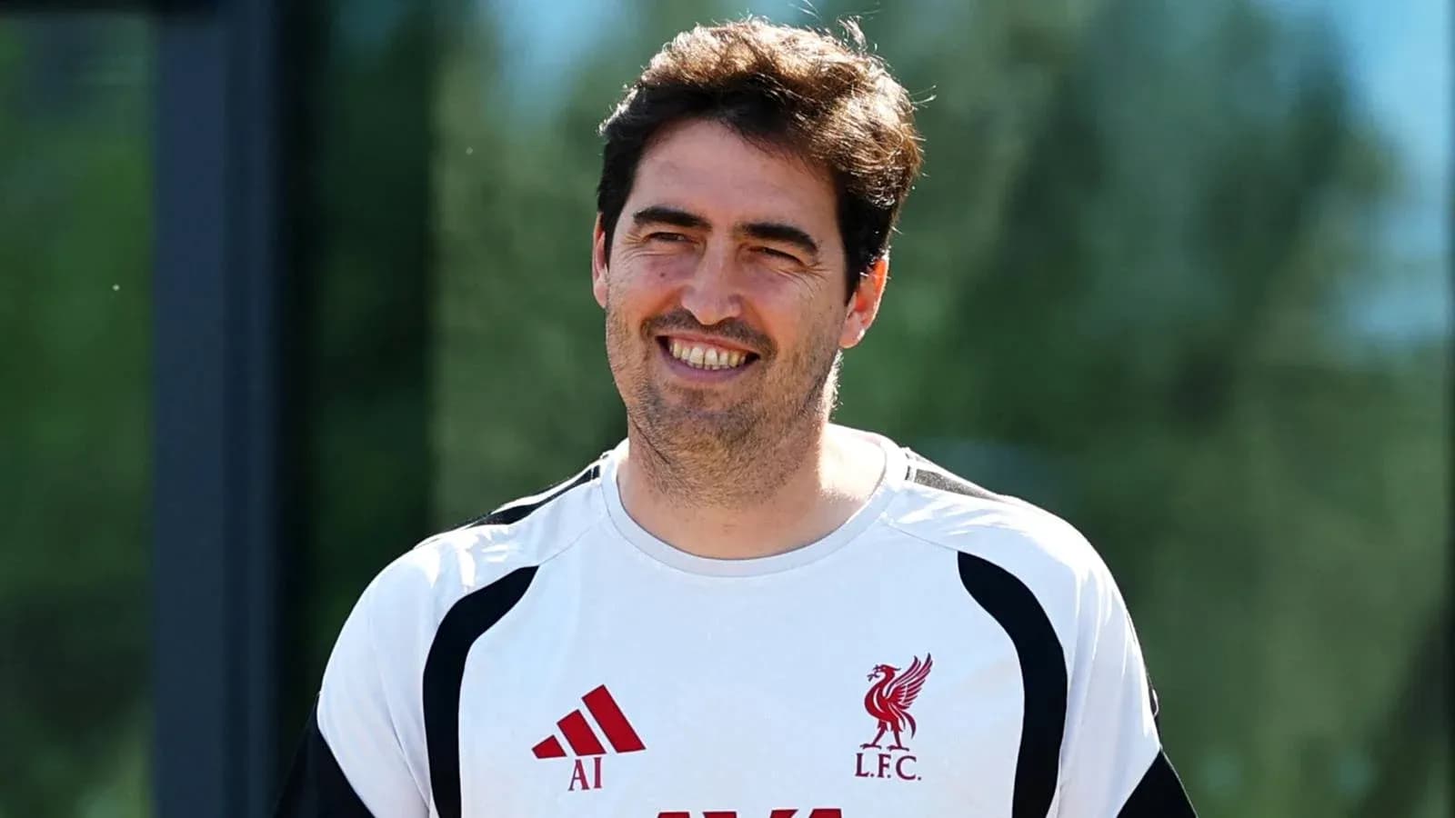 Entrenador de Liverpool sonriendo en la sesión de entrenamiento Entrenador de Liverpool sonriendo en la sesión de entrenamiento