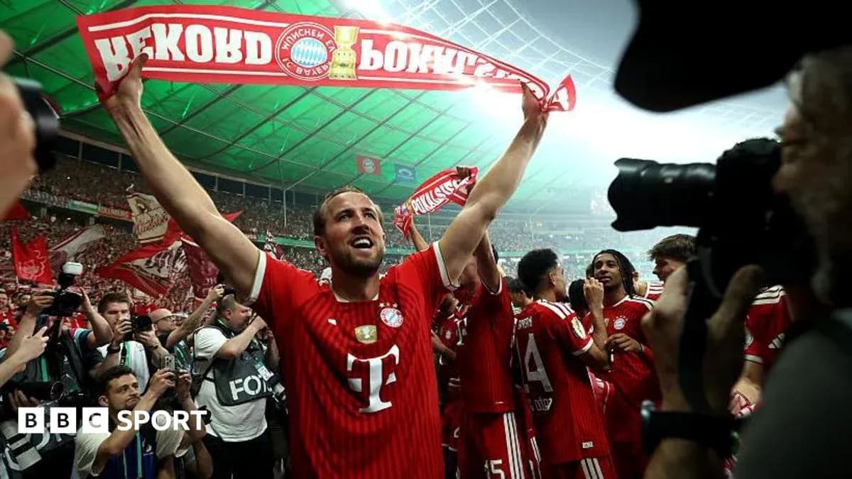 Jugador de Bayern Múnich celebrando con una bufanda Jugador de Bayern Múnich celebrando con una bufanda