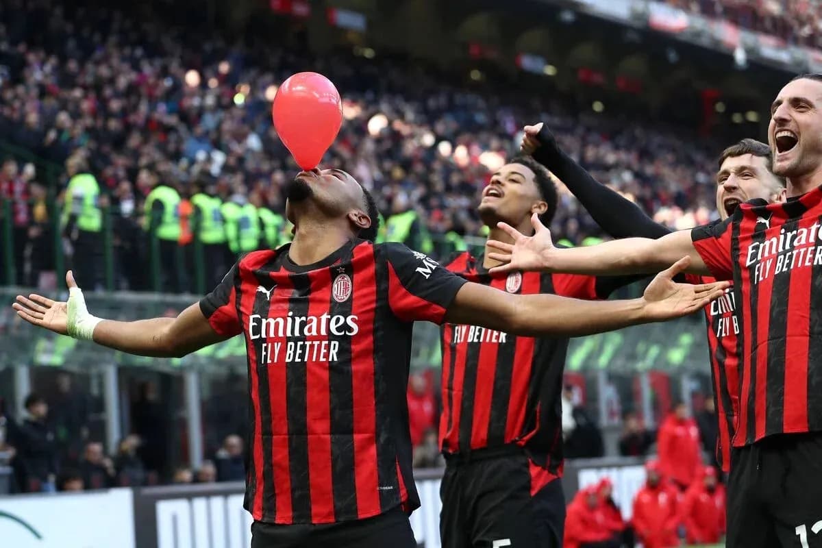 Jugador de AC Milan celebrando con globo rojo Jugador de AC Milan celebrando con globo rojo