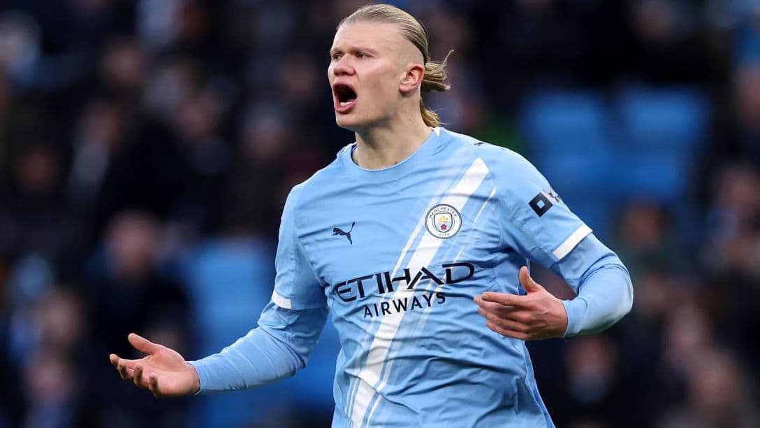 Jugador de Manchester City reclamando durante el partido Jugador de Manchester City reclamando durante el partido