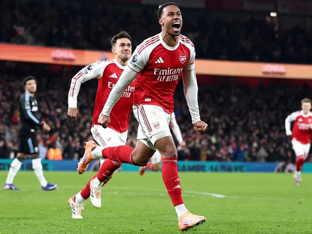 Jugador de Arsenal celebrando un gol Jugador de Arsenal celebrando un gol