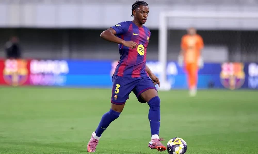 Jugador de Barcelona controlando el balón en el campo Jugador de Barcelona controlando el balón en el campo