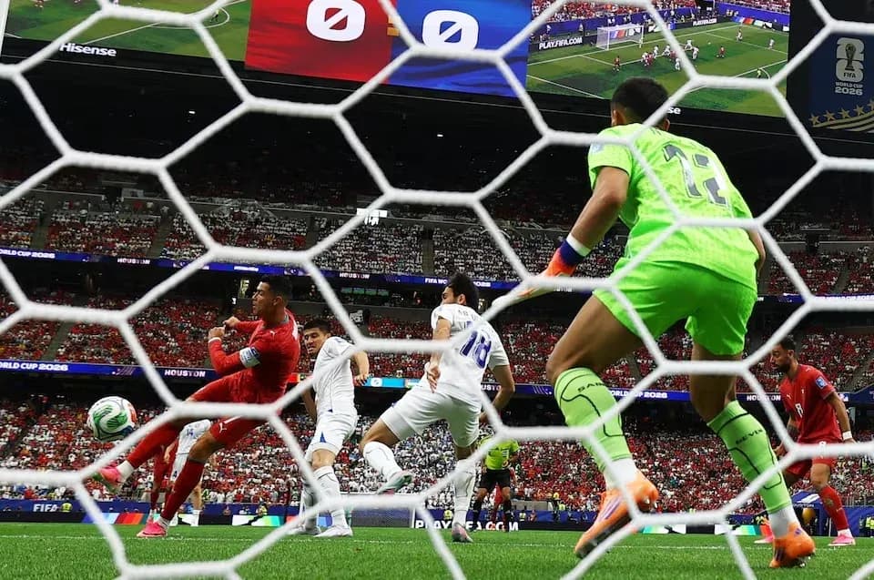 Jugador lanza el balón hacia la portería en partido Jugador lanza el balón hacia la portería en partido