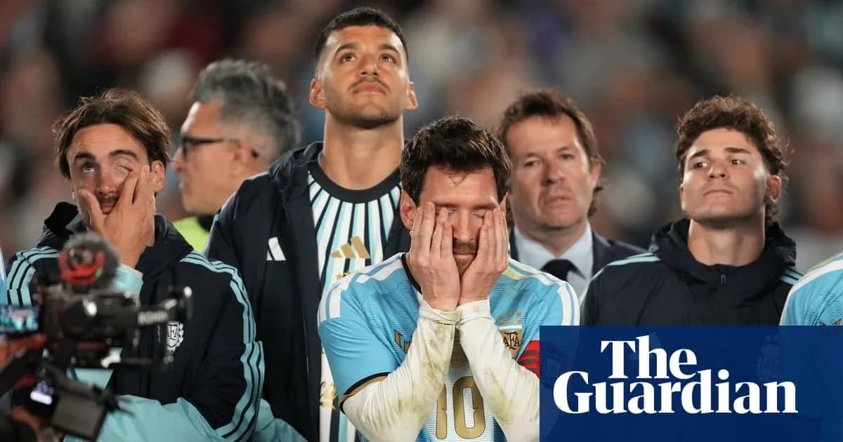 Jugadores argentinos en el banquillo durante el partido Jugadores argentinos en el banquillo durante el partido