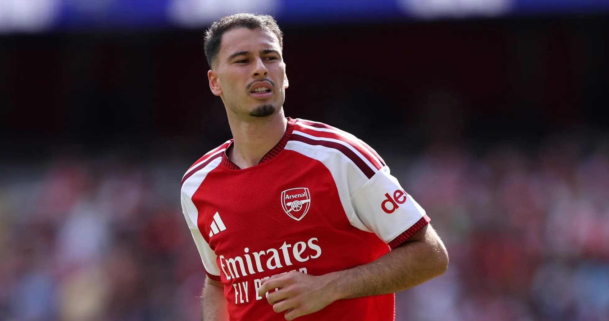 Jugador de Arsenal en el campo durante un partido Jugador de Arsenal en el campo durante un partido