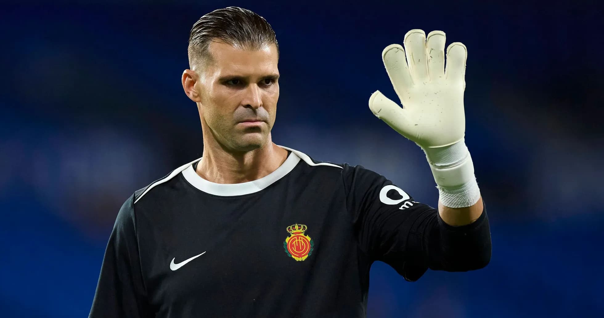 Portero de Mallorca saludando antes del partido Portero de Mallorca saludando antes del partido