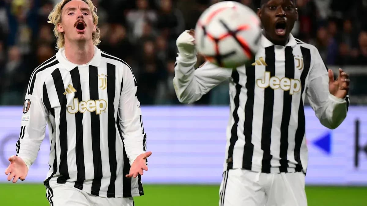 Jugadores de Juventus reaccionando durante el partido Jugadores de Juventus reaccionando durante el partido