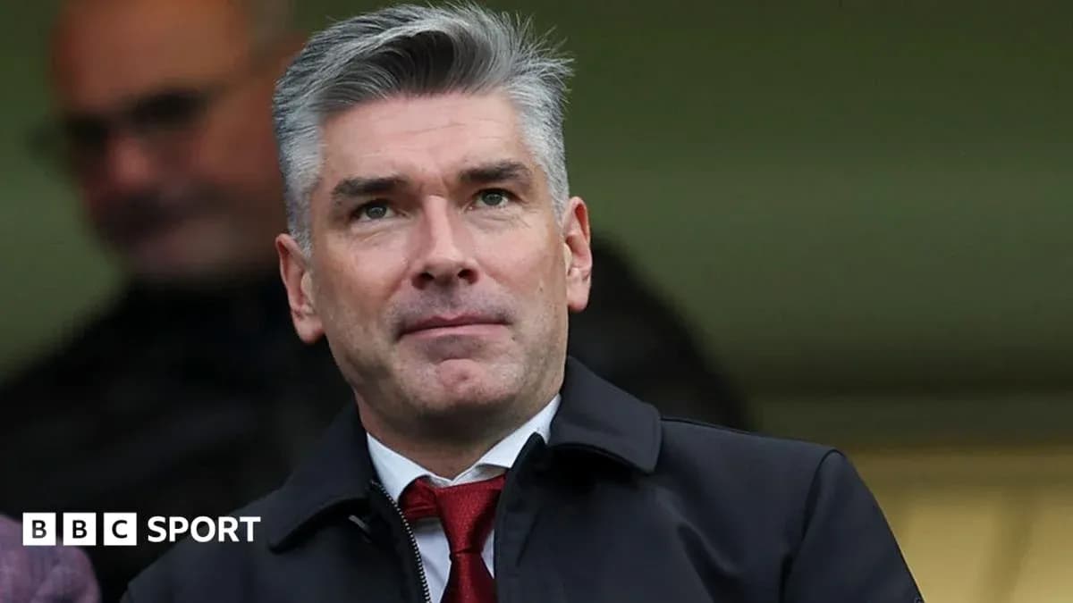 Hombre observando un evento deportivo desde la tribuna Hombre observando un evento deportivo desde la tribuna
