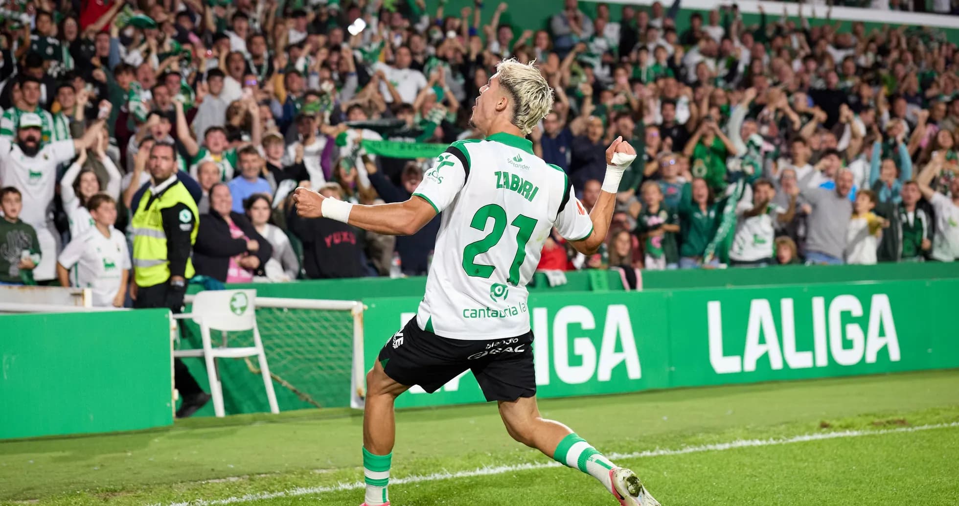 Jugador celebrando un gol frente a la afición Jugador celebrando un gol frente a la afición