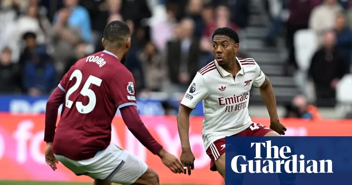 Jugador de Arsenal driblando frente a oponente de Aston Villa Jugador de Arsenal driblando frente a oponente de Aston Villa