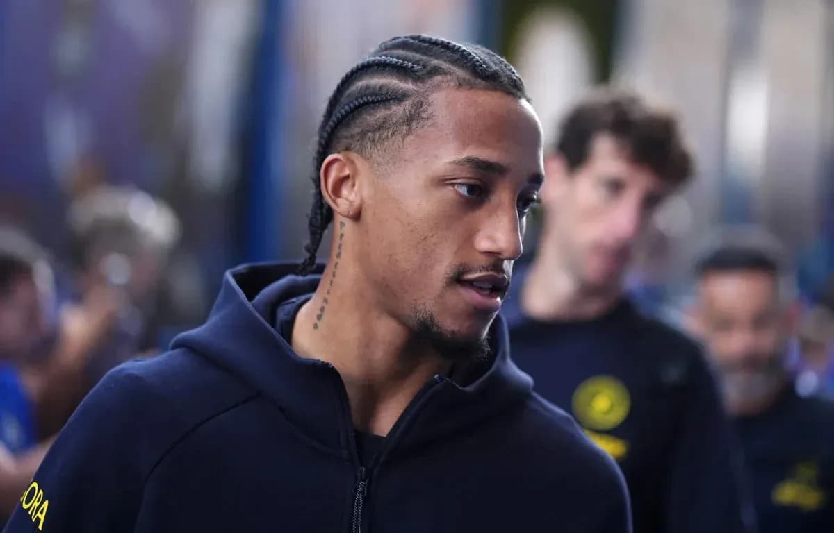 Jugador con trenzas en vestíbulo antes del partido Jugador con trenzas en vestíbulo antes del partido