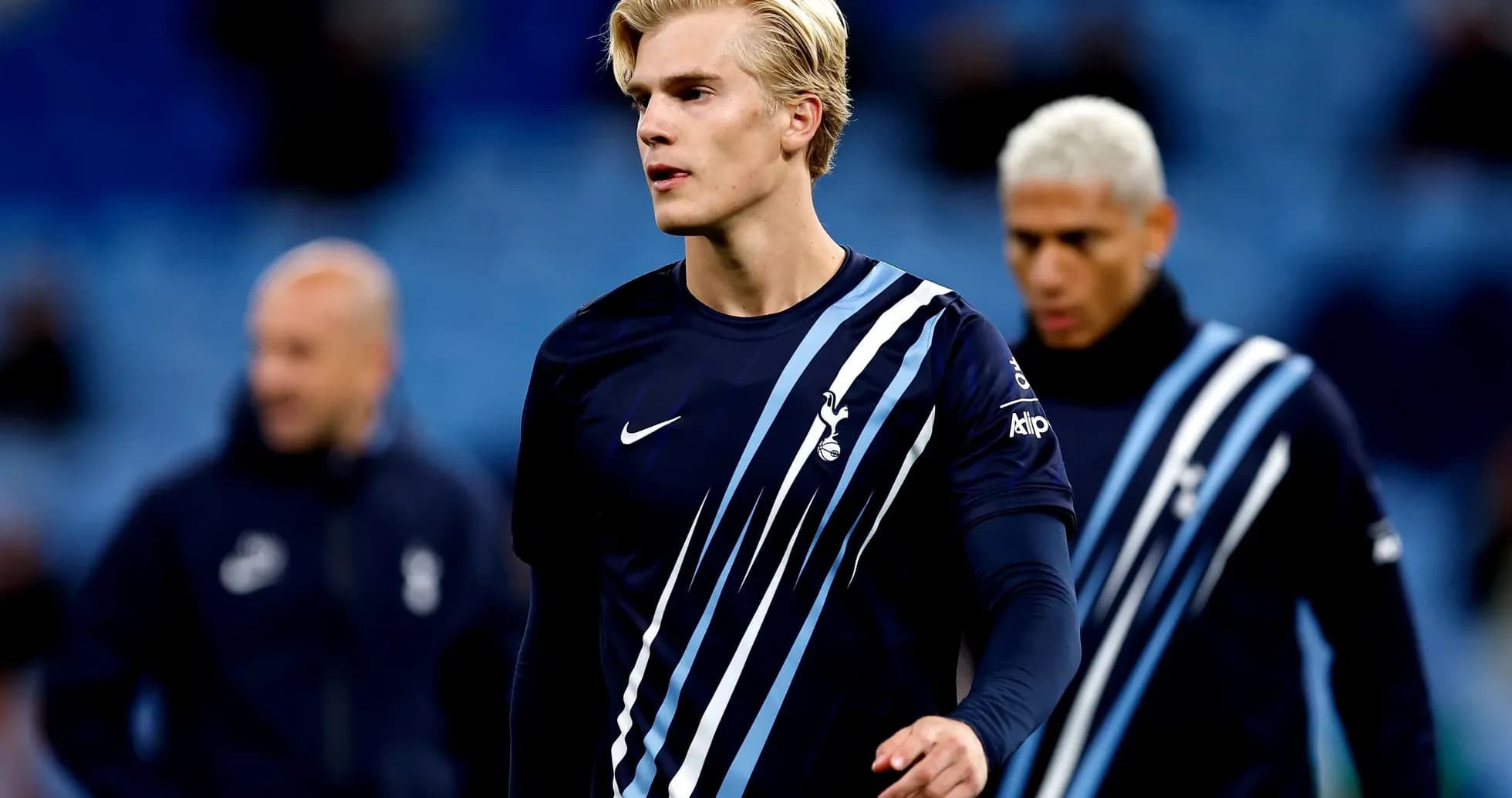 Jugador de Tottenham caminando hacia el campo Jugador de Tottenham caminando hacia el campo