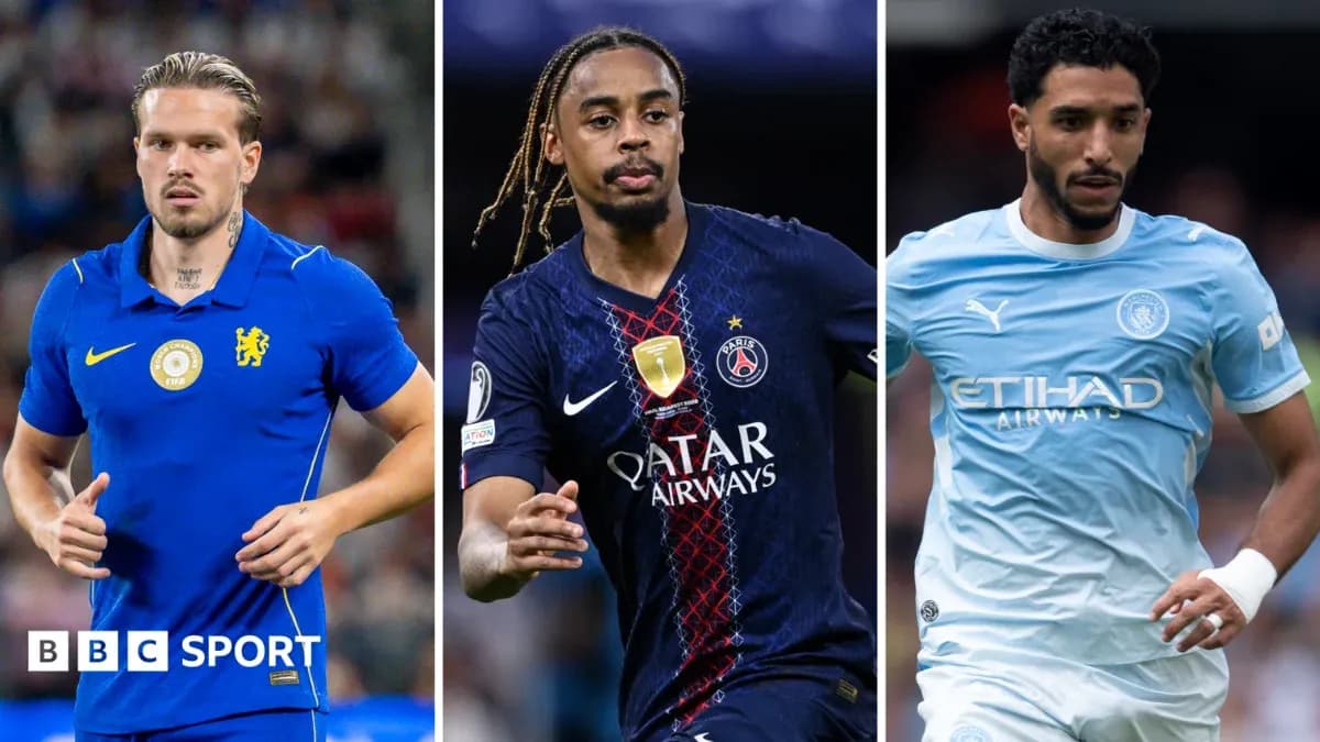 Jugadores de fútbol en acción con sus equipos Jugadores de fútbol en acción con sus equipos