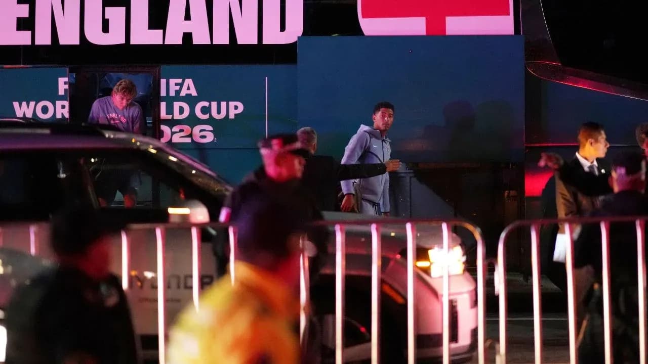Jugadores saliendo del autobús en evento FIFA Jugadores saliendo del autobús en evento FIFA