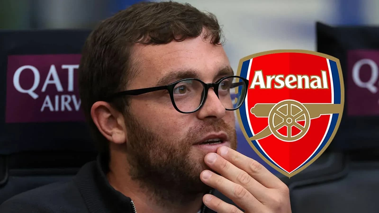 Hombre pensativo con logotipo del Arsenal de fondo Hombre pensativo con logotipo del Arsenal de fondo
