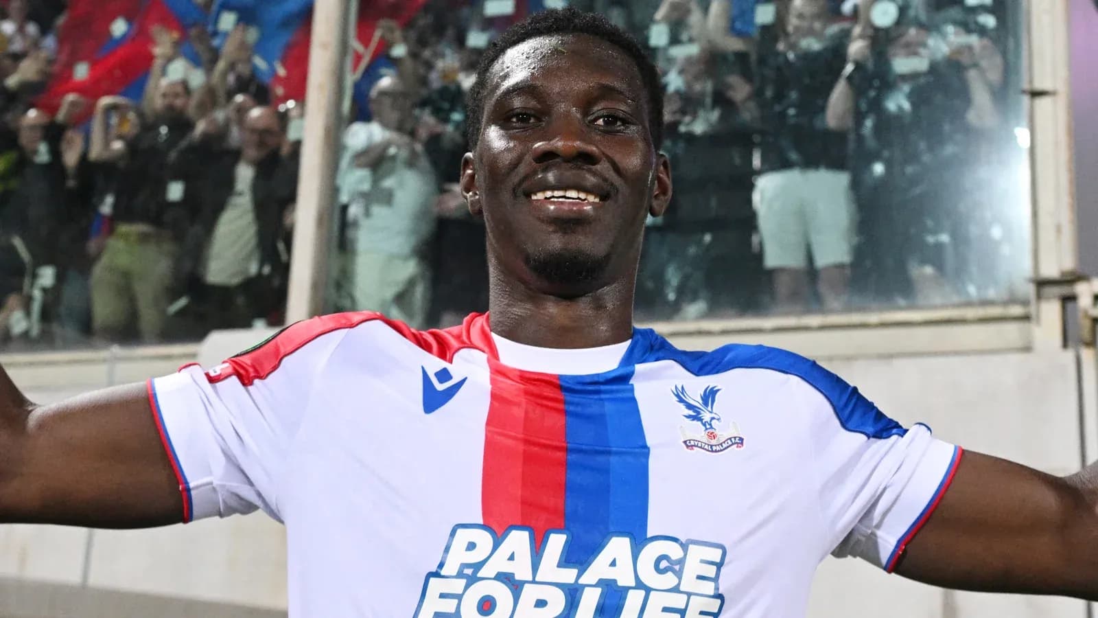 Jugador de Crystal Palace celebrando un gol Jugador de Crystal Palace celebrando un gol