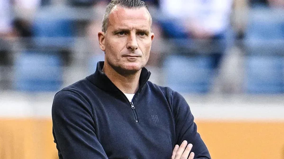 Entrenador con brazos cruzados en el banquillo Entrenador con brazos cruzados en el banquillo