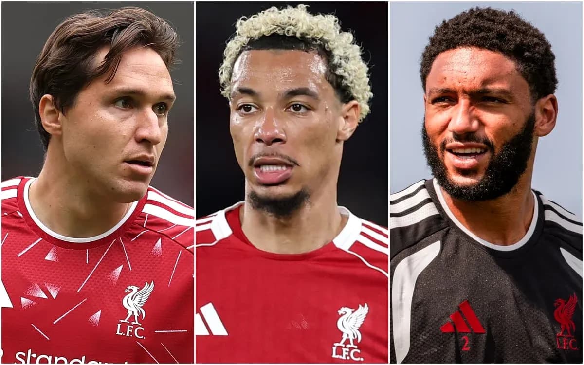 Tres jugadores de Liverpool en diferentes camisetas Tres jugadores de Liverpool en diferentes camisetas