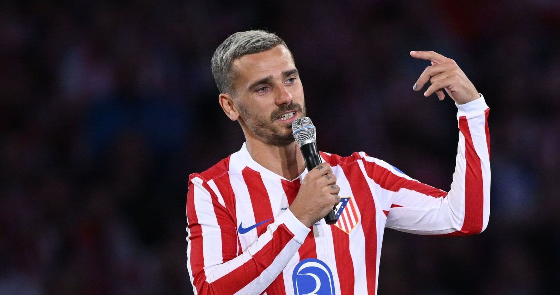 Jugador de Atlético de Madrid hablando con micrófono Jugador de Atlético de Madrid hablando con micrófono