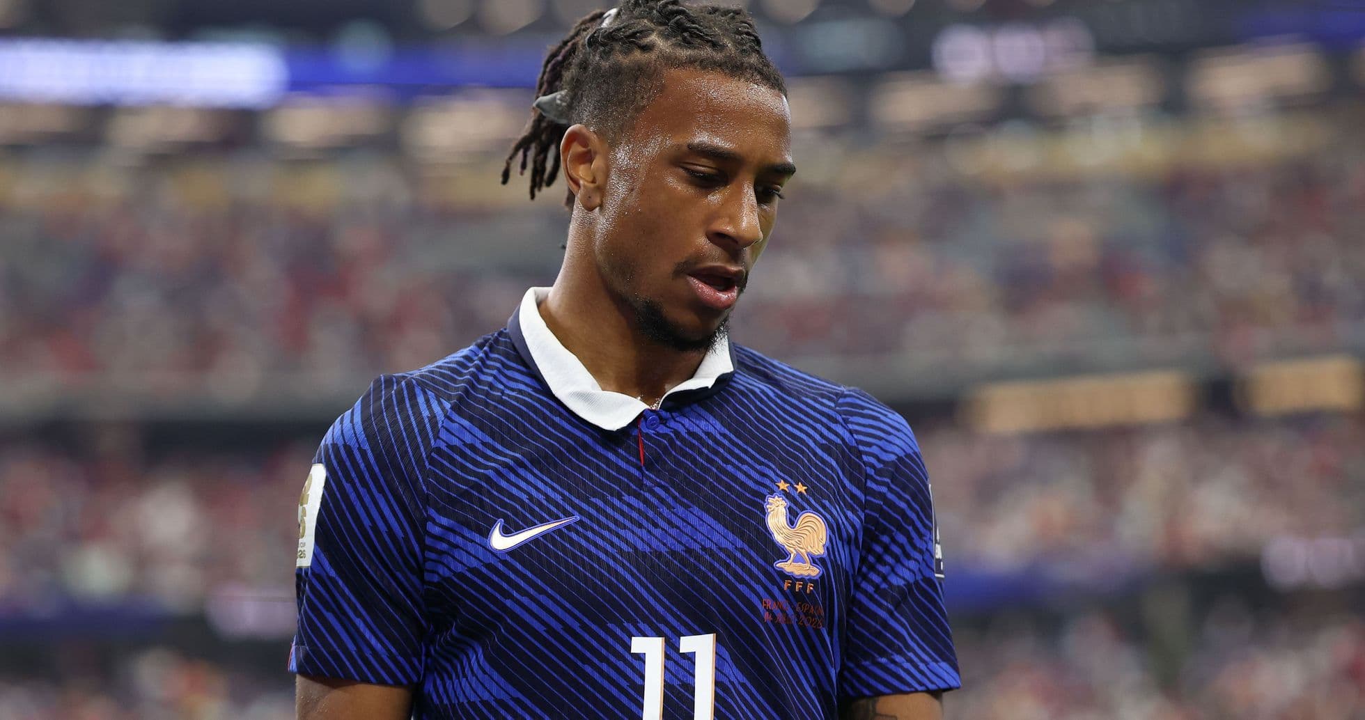 Jugador de Francia con camiseta azul en el campo Jugador de Francia con camiseta azul en el campo