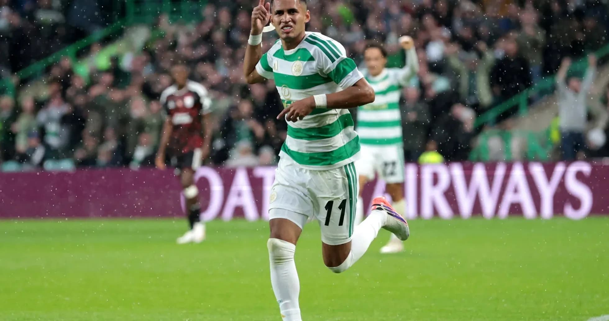 Jugador de Celtic celebrando un gol Jugador de Celtic celebrando un gol