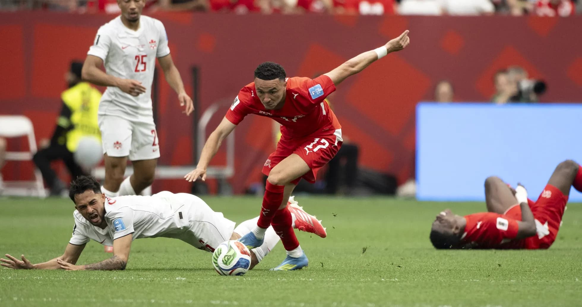 Jugadores de Suiza y Argelia en el partido Jugadores de Suiza y Argelia en el partido