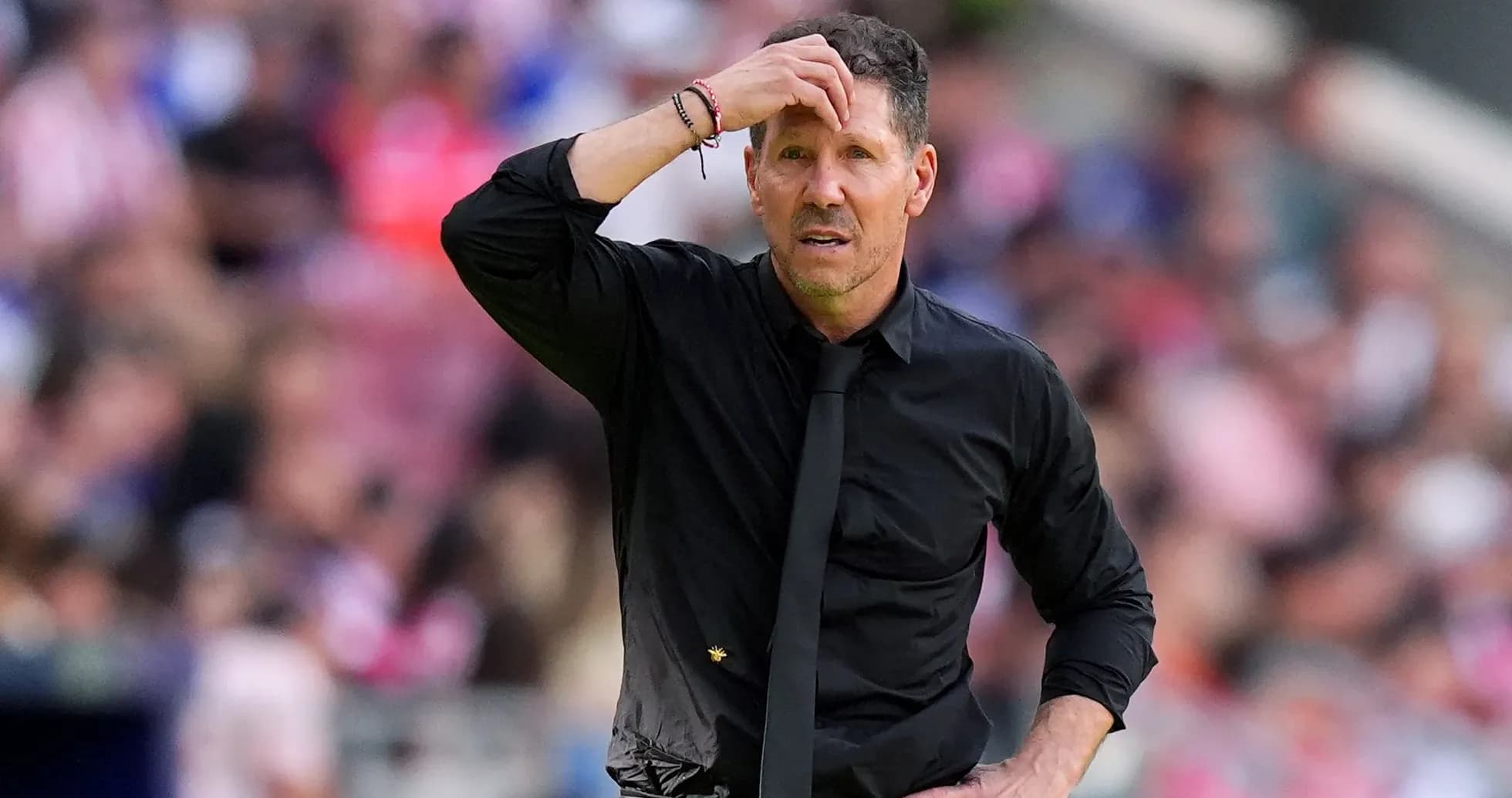 Entrenador preocupado en el banquillo durante el partido Entrenador preocupado en el banquillo durante el partido