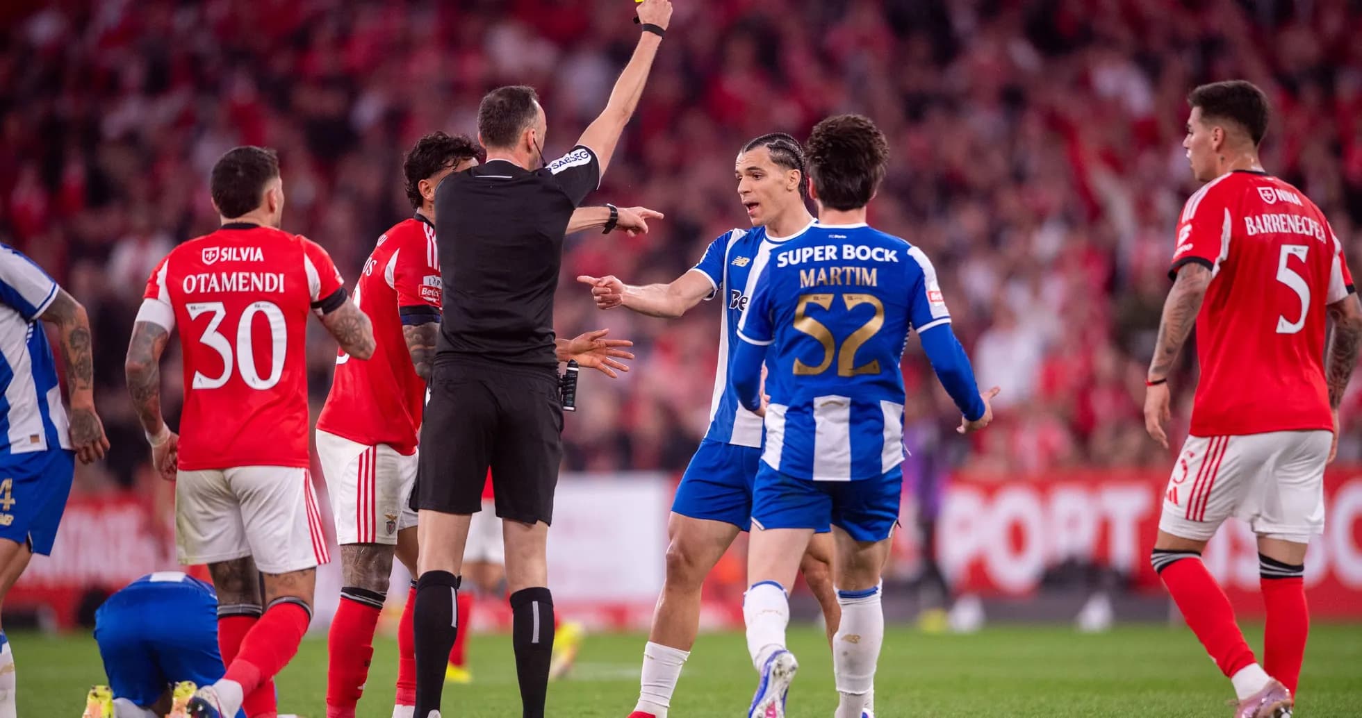 Árbitro mostrando tarjeta amarilla a jugador durante partido Árbitro mostrando tarjeta amarilla a jugador durante partido