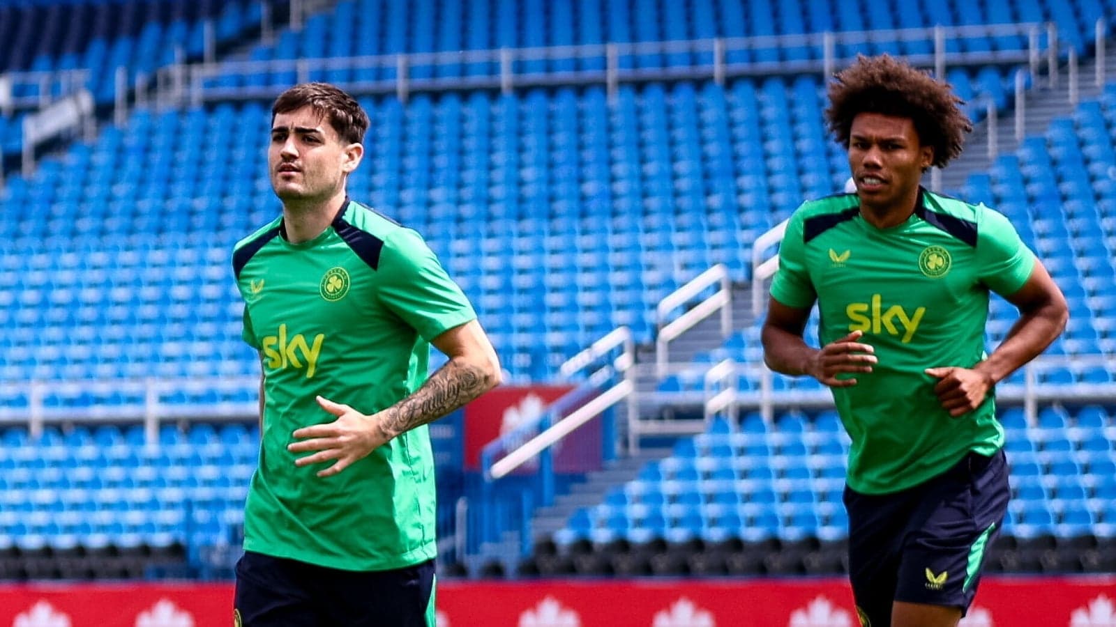Jugadores corriendo en la sesión de entrenamiento Jugadores corriendo en la sesión de entrenamiento