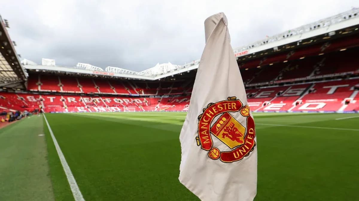 Esquina del campo de Old Trafford con bandera Esquina del campo de Old Trafford con bandera